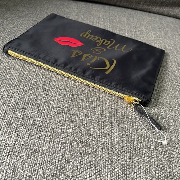 Kiss & Makeup 💋 Cosmetics Bag - Picture 4 of 8